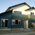 新築二階建て住宅完成!ベタ基礎と緑の外壁で耐震性に優れた住空間を実現