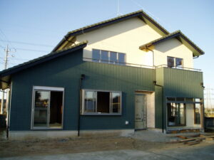 新築二階建て住宅完成!ベタ基礎と緑の外壁で耐震性に優れた住空間を実現